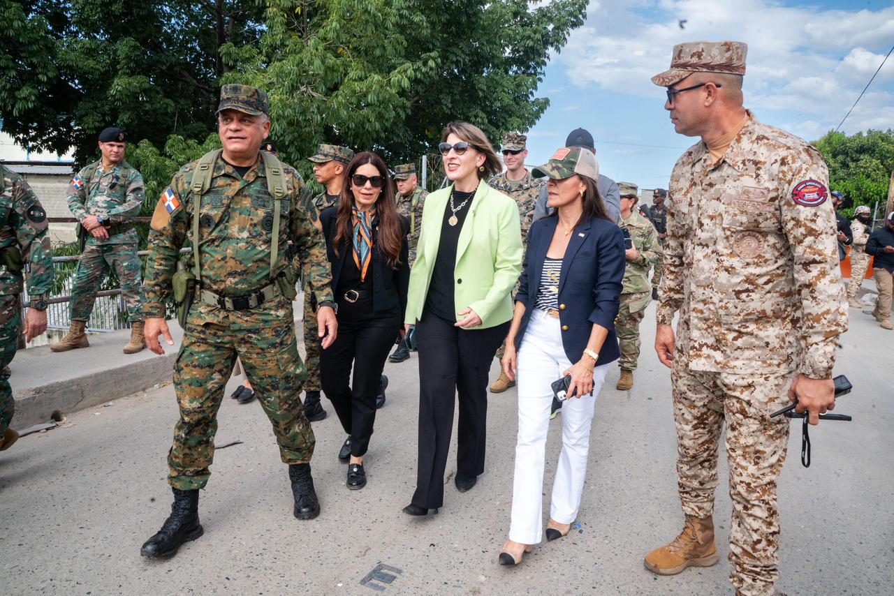 Defense Minister and U.S. Ambassador tour Dajab&oacute;n border